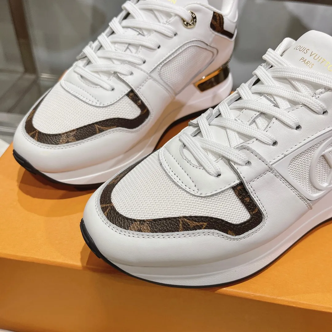[L Family] P: 760💰Size 35-42 for women, 39-46 for men, (41.42 for women, 45.46 for men, customized) .LV Donkey Brand 🔥🔥LOUIS VUITTON Louis Vuitton's official website synchronizes the 2025 autumn and winter couple's models, which are now on the market, this Neo Run Away sneakers are inspired by running shoes, integrating LV's iconic must-have shoes into the trend. This version is a 1:1 replica of the original version. It is made of two-tone calfskin to highlight its simple lines and unique wedge outsole. Key details include the LV initials on the side and an engraved gold heel stabilizer on the back plus a 2cm hidden insole.